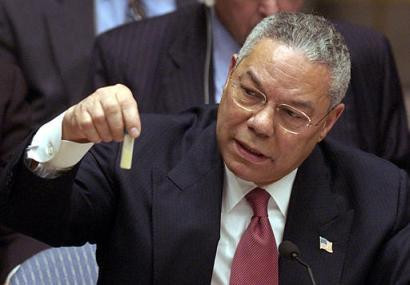 Ngoại trưởng Mỹ Collin Powell trình “minh chứng” về vũ khí hóa học của Iraq tại Hội đồng Bảo an Liên hợp quốc ngày 5/2/2003 (Ảnh: AP)