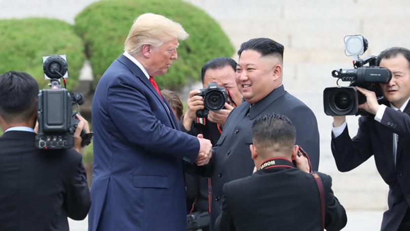 Hai ông Donald Trump và Kim Jong Un có cái bắt tay lịch sử tại Khu phi quân sự Hàn - Triều