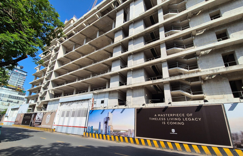 Bảng tên Masterise Homes xuất hiện trở lại trên hàng rào bao quanh dự án. Ảnh: KC