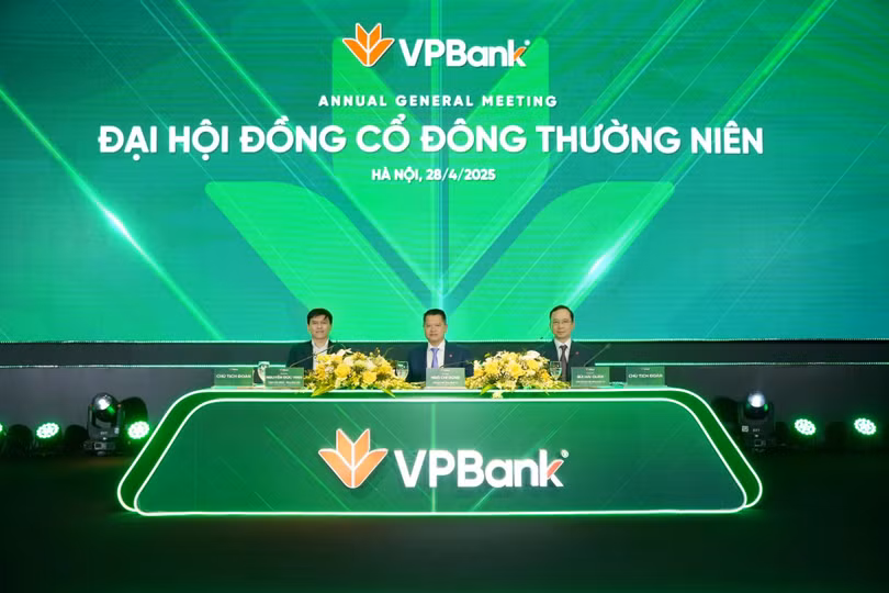 Ông Ngô Chí Dũng - Chủ tịch HĐQT VPBank (giữa). Ảnh: VPBank 