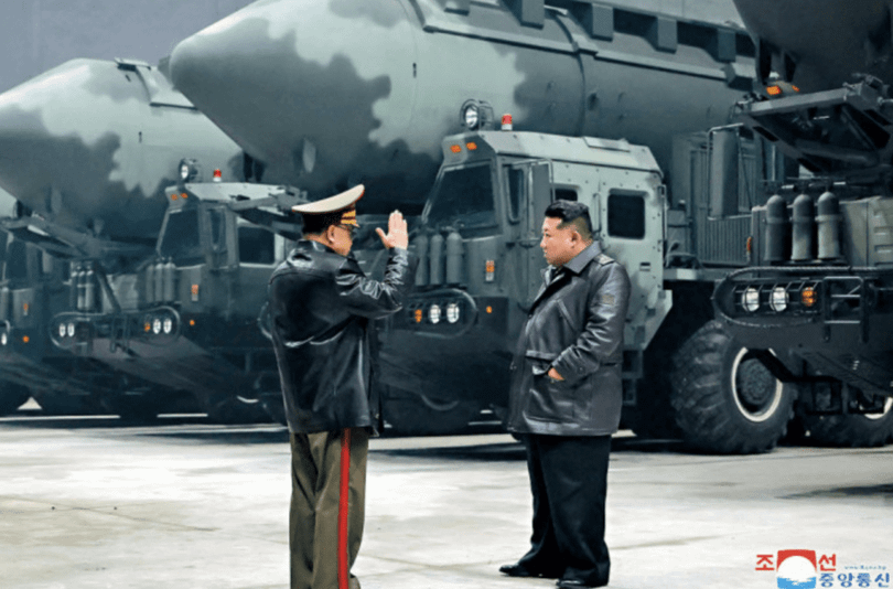 Kim Jong-un thi sat can cu ten lua.png
