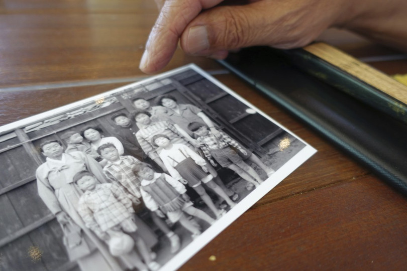 Buc anh gia dinh mot nan nhan con song sot.jpg