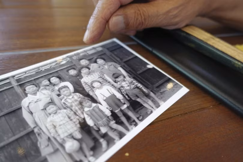 Buc anh gia dinh mot nan nhan con song sot.jpg