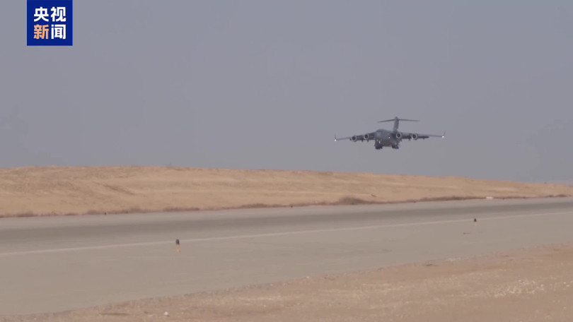 May bay van tai My cho vu khi den.jpeg