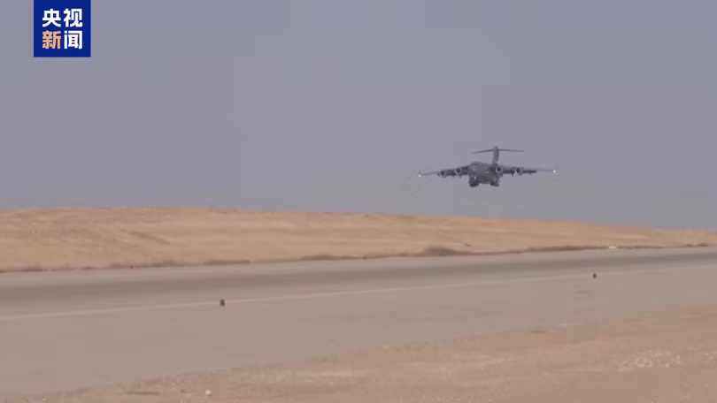 May bay van tai My cho vu khi den.jpeg