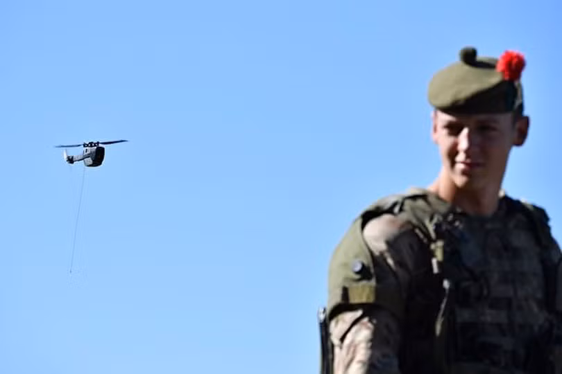 Linh Anh va UAV.jpg