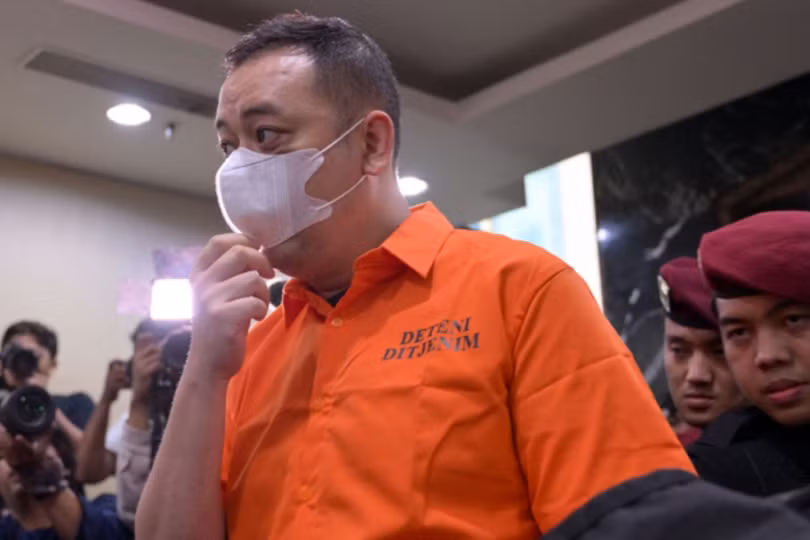 Lâm Cường bị cảnh sát Indonesia dẫn giải tới cuộc họp báo hôm 10/10 (Ảnh: Sina).