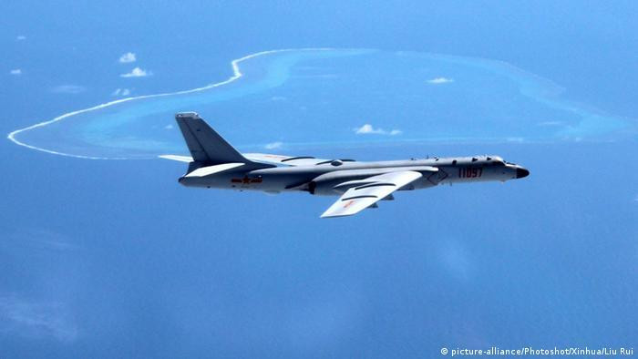 Máy bay ném bom chiến lược H-6 của Trung Quốc bay phía trên bãi Scaborough tranh chấp với Philippines (Ảnh: AP/Deutsche Welle). Máy bay ném bom chiến lược H-6 của Trung Quốc bay phía trên bãi Scaborough tranh chấp với Philippines (Ảnh: AP/Deutsche Welle).