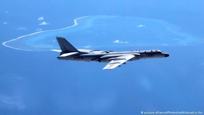 Máy bay ném bom chiến lược H-6 của Trung Quốc bay phía trên bãi Scaborough tranh chấp với Philippines (Ảnh: AP/Deutsche Welle).