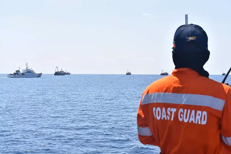 Cảnh sát biển Philippines theo dõi tàu Hải Cảnh và tàu cá Trung Quốc trên vùng biển tranh chấp (Ảnh: Sputnik).