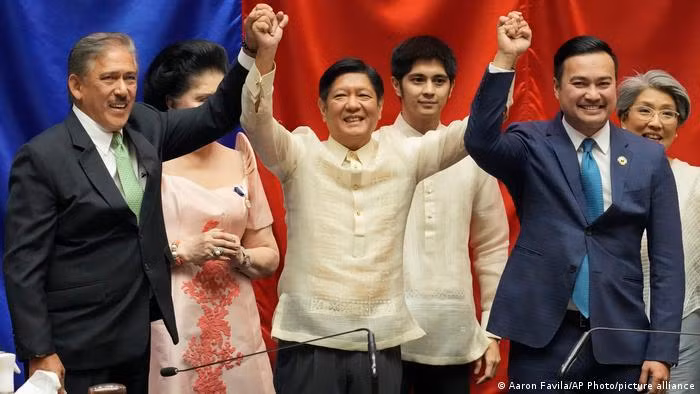 Tân Tổng thống Marcos Jr. nhậm chức vào ngày 30/6 tới đây được cho là sẽ theo đuổi phong cách ngoại giao của người tiền nhiệm Duterte (Ảnh: Deutsche Welle).