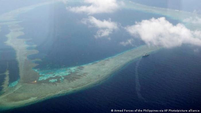 Trung Quốc và Philippines hiện đang có tranh chấp nghiêm trọng về chủ quyền bãi Scaborogh (Ảnh: AP).