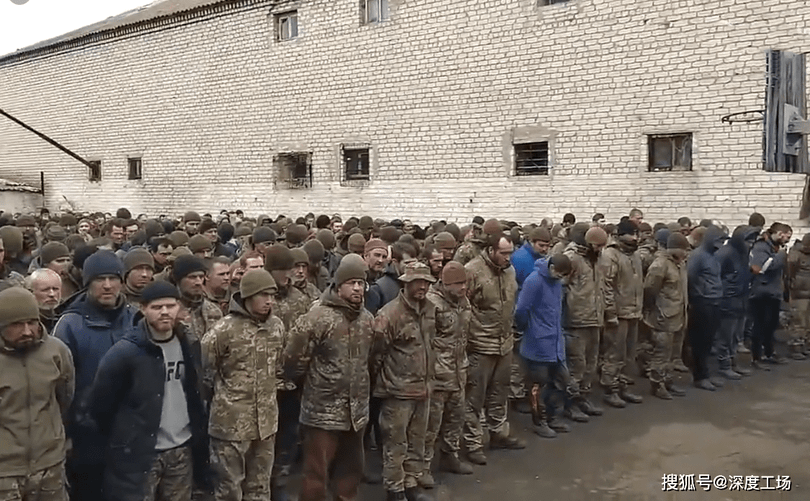 Binh sĩ Quân đội Ukraine và Tiểu đoàn Azov ở Nhà máy thép Azovstal đầu hàng quân Nga.