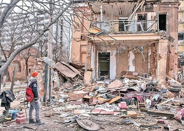 Thành phố Severodonetsk bị tàn phá nặng nề hiện đã bị cô lập hoàn toàn. Thành phố Severodonetsk bị tàn phá nặng nề hiện đã bị cô lập hoàn toàn.