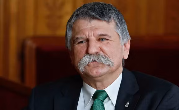 Chủ tịch Quốc hội Hungary nói khi trả lời đài truyền hình "ông Zelensky có vấn đề về tâm thần" (Ảnh: QQ).