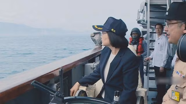 Bà Thái Anh Văn trên tàu chiến thị sát lực lượng hải quân Đài Loan.