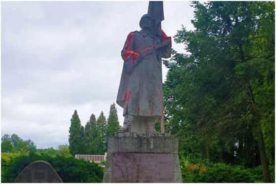 Một tượng đài chiến sĩ Hồng quân Xô Viết bị bôi bẩn.