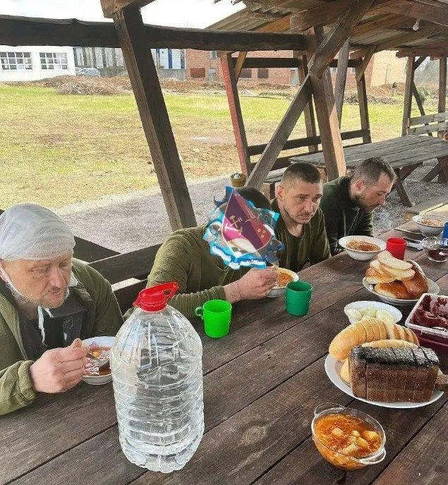 Tù binh bị bắt trong trại giam của quân Nga.