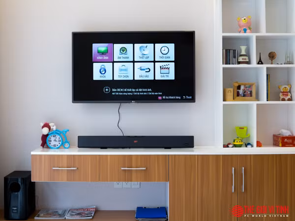 Soundmax Soundbar SB-217 vừa vặn cho cả nhưng mẫu TV khung hình trên 40 inch. Trọn bộ Soundmax Soundbar SB-217 có tổng công suất ở mức 95W. Soundmax Soundbar SB-217 vừa vặn cho cả nhưng mẫu TV khung hình trên 40 inch. Trọn bộ Soundmax Soundbar SB-217 có tổng công suất ở mức 95W.