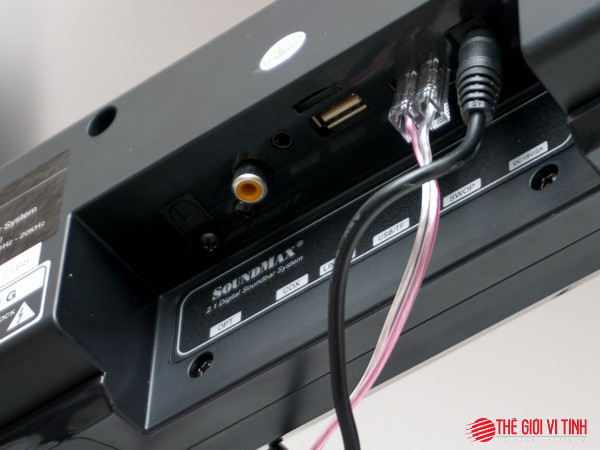 Bố trí các cổng giao tiếp hướng xuống phía dưới thích hợp cho việc treo loa lên tường.