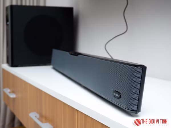 Thanh loa khá mảnh mai khi nhìn nghiêng. Thanh loa khá mảnh mai khi nhìn nghiêng.