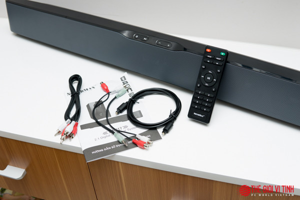 Kèm theo sản phẩm là hàng loạt phụ kiện trong đó có cả cáp quang.