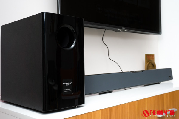 Loa sub bóng bẩy và trông đơn giản vì không trang bị bất kỳ nút chức năng nào.