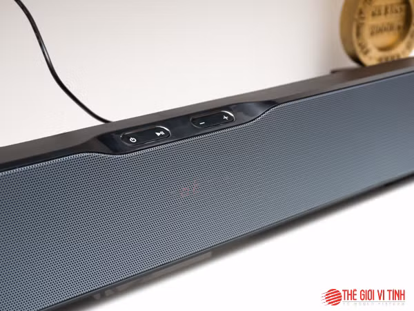 Toàn bộ mặt trước loa thanh được phủ lớp lưới kim loại tông màu nhã nhặn. Toàn bộ mặt trước loa thanh được phủ lớp lưới kim loại tông màu nhã nhặn.