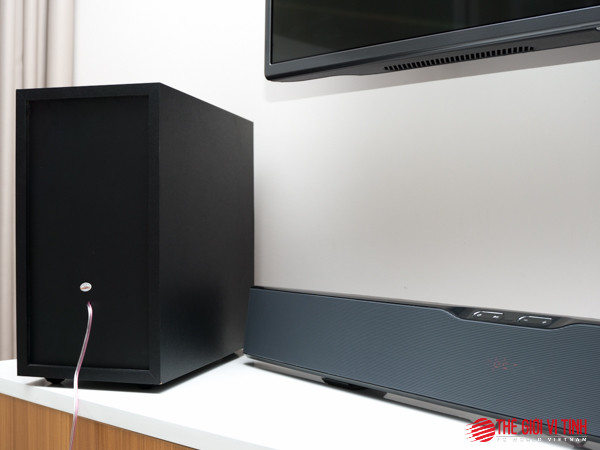 Loa sub vẫn kết nối với loa thanh bằng dây dẫn.