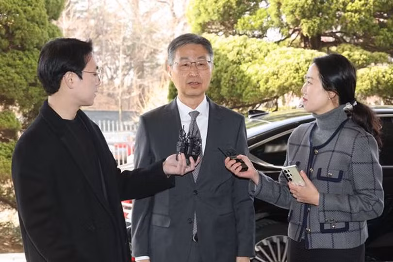 Giam doc Choi gap cac nha bao.jpg