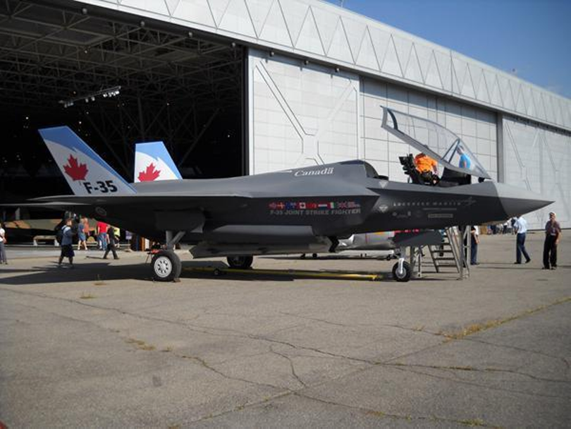Mo hinh F-35 son co Canada.png