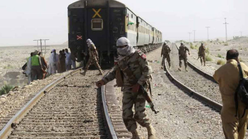 Các phần tử nhóm vũ trang PLA bắt cóc đoàn tàu chở khách. Ảnh: SingTao.