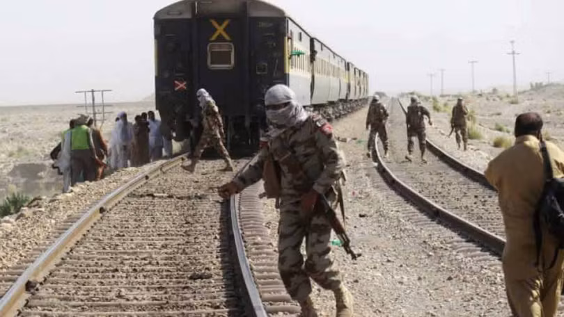 Các phần tử nhóm vũ trang PLA bắt cóc đoàn tàu chở khách. Ảnh: SingTao.