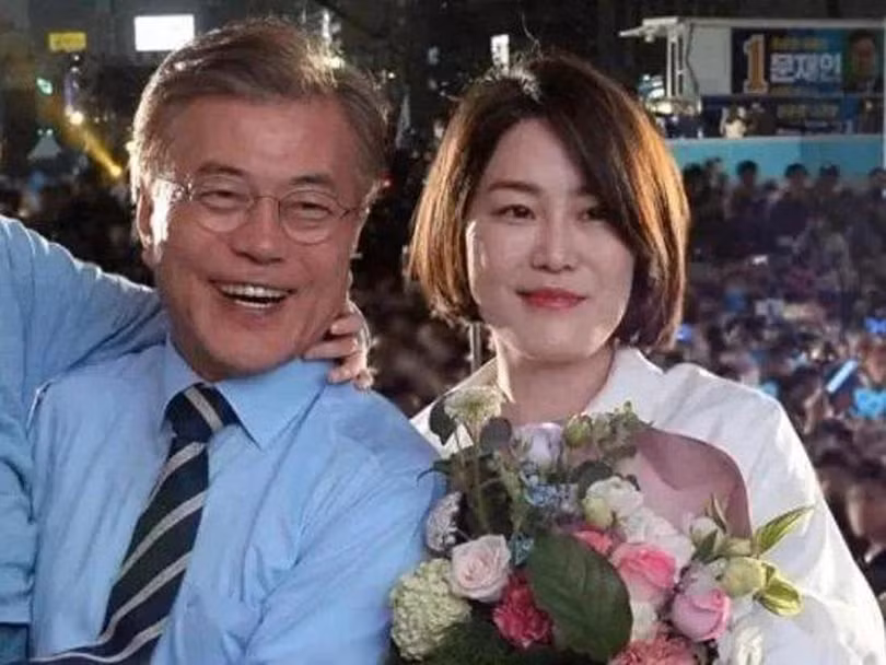 Hai cha con Moon Jae In.jpg