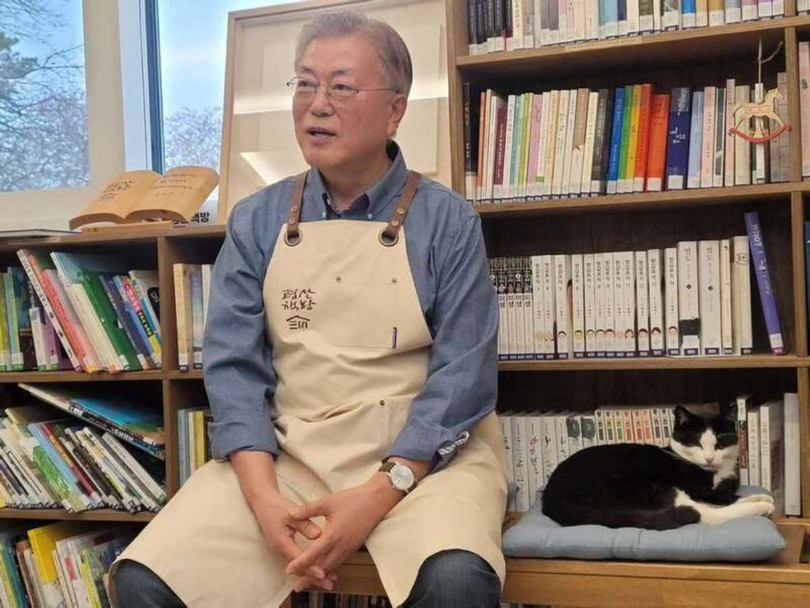 Moon Jae In tai hieu sach.jpg