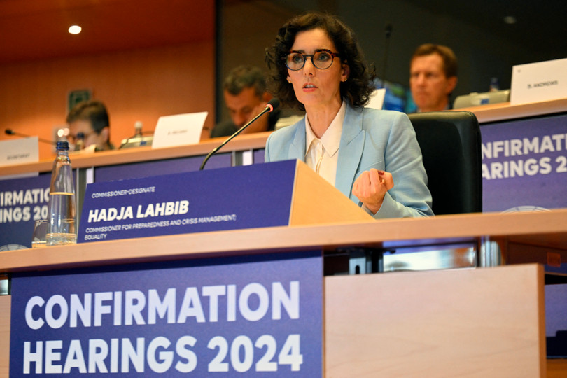 Ủy viên EU quản lý khủng hoảng Hadjia Lahbib khuyến nghị dân chúng các nước thành viên chuẩn bị sẵn bộ dụng cụ sinh tồn. Ảnh: AFP.
