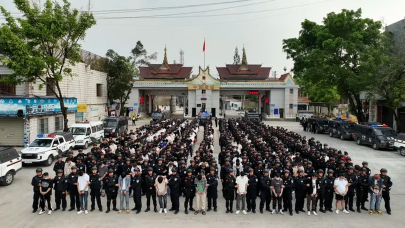 Từ 2023 đến nay, Trung Quốc đã bắt và đưa về nước 53.000 nghi phạm là công dân Trung Quốc hoạt động tại các trung tâm lừa đảo ở các nước Đông Nam Á. Ảnh: Xinhua.