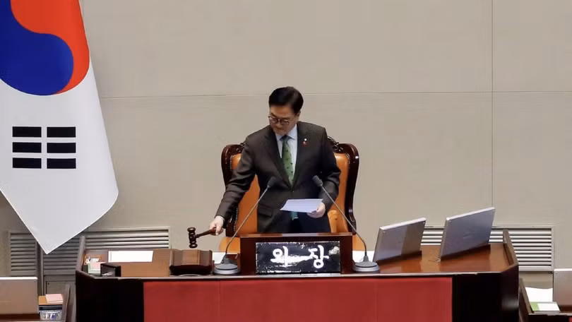 Chu tich Quoc hoi Woo Won-shik go bua.jpeg