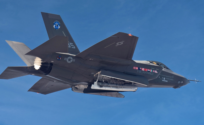 Chiếc máy bay nguyên mẫu F-35 được sơn cờ Mỹ và nhiều quốc gia đồng minh thể hiện họ tham gia vào dự án này, nhưng hiện ngày càng có nhiều nước muốn rời ra. Ảnh: QQnews.