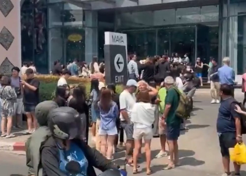 Dan Chieng Mai chay ra duong.jpg