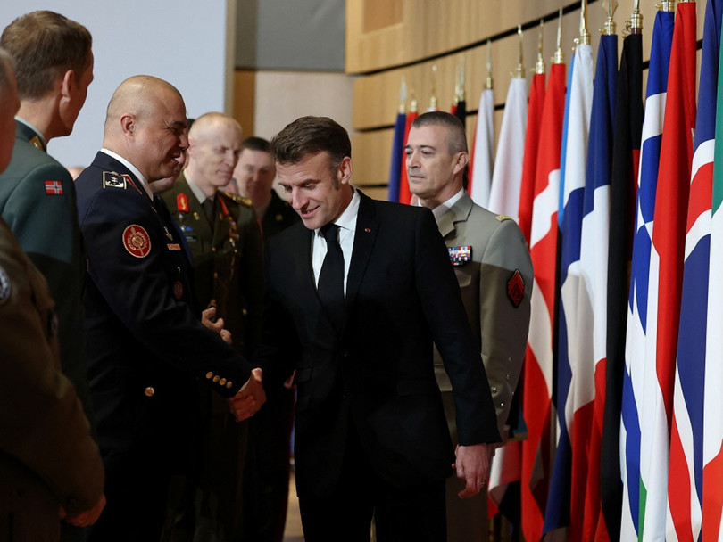 Tong thong Phap gap tuong linh.jpg