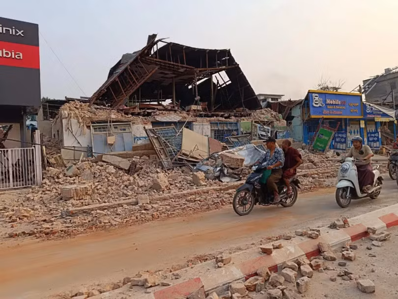 Nhà ở bị sập chôn vùi nạn dân bên dưới chưa được cứu hộ. Ảnh: QQnews.