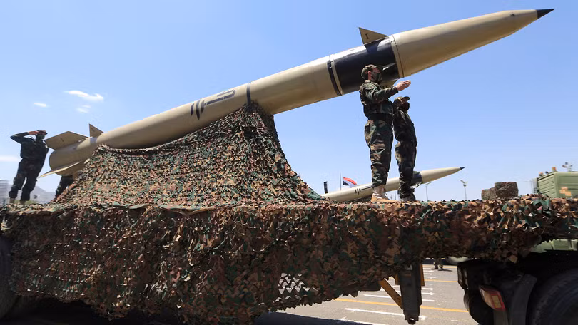 Tên lửa đạn đạo Quds-5 của Houthi trong một cuộc diễu binh. Ảnh: Getty.
