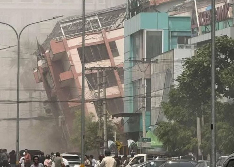 Nhà dân ở Myanmar bị nghiêng do động đất. Ảnh: Dongfang.