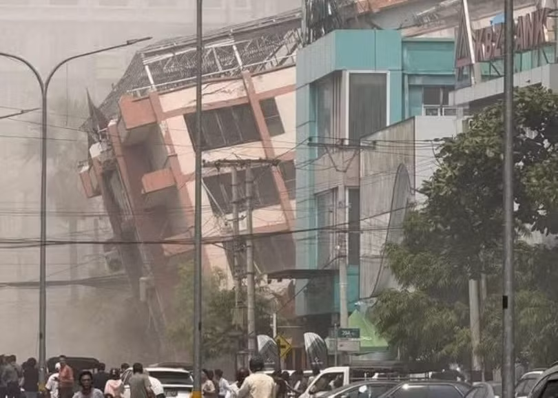 Nhà dân ở Myanmar bị nghiêng do động đất. Ảnh: Dongfang.