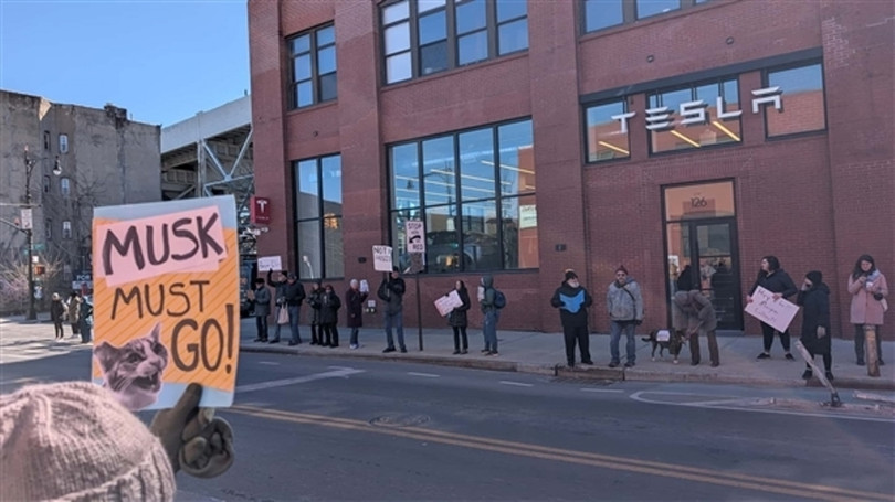 Bieu tinh chong Musk.jpg