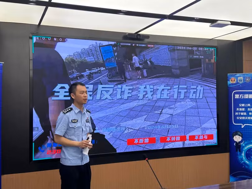 Canh sat tuyen truyen chong lua dao.jpg