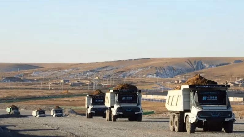 Một đội xe tải không người lái được phát triển bằng giải pháp lái xe tự động của Huawei. Ảnh: SCMP.