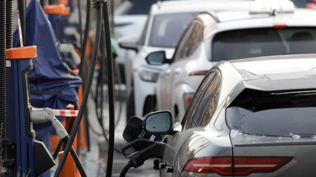 Doanh số bán xe điện tăng 29% trong tháng 4. Ảnh: Reuters.