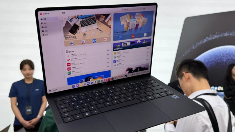 Máy tính xách tay đầu tiên của Huawei chạy trên HarmonyOS, hệ điều hành do hãng tự phát triển. Ảnh: Weibo.